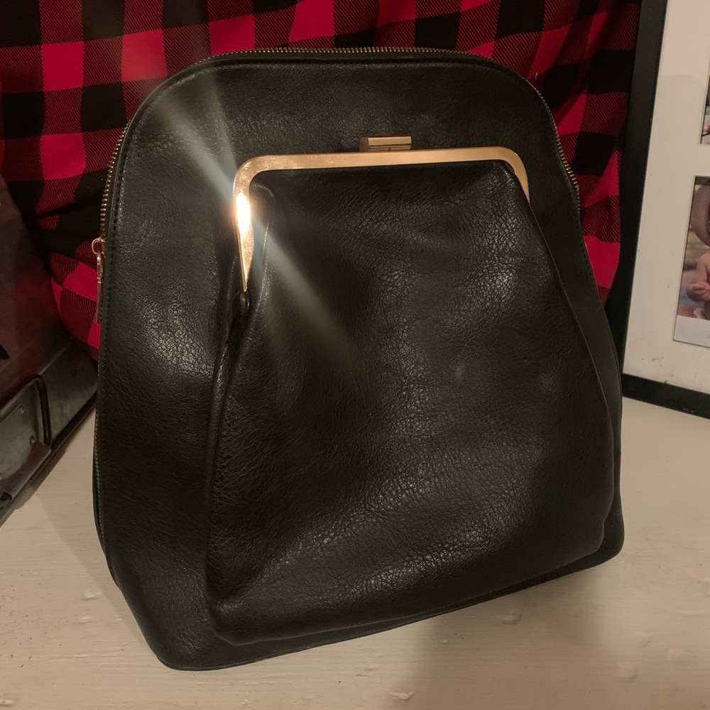 2$/10 Black purse/backpack